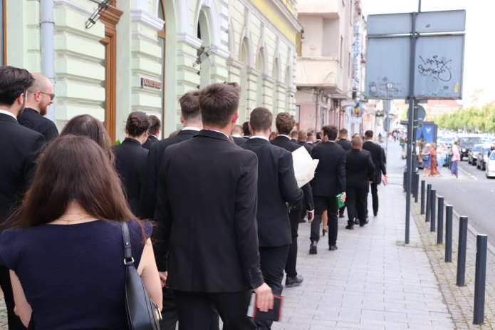 Vonulás a ballagási istentiszteletre