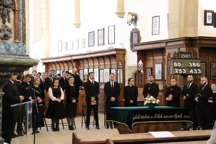 Központban a szolgálatra készülő végzősök