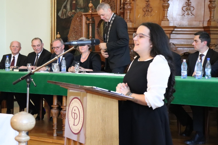 Molnár-Mikola Andrea a végzős évfolyam nevében vesz búcsút