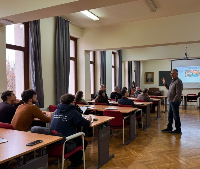 Kiss Dénes előadást tart