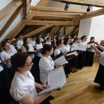 A vegyeskar a 60 éves Buzogány Dezsőt köszönti