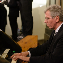 Kovács L. Attila kíséri a vegyeskar szolgálatát