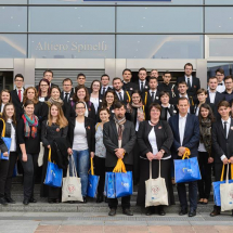 A kórus az európai parlament épülete előt