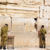 Háború és béke a Fal mellett