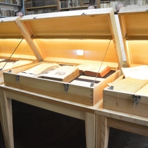 A koffer formájú kiállítótér a peregrinus kor hangulatát idézi.