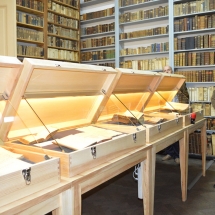 A koffer formájú kiállítótér a peregrinus kor hangulatát idézi.