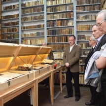 A kiállítást bemutatja Kurta József könyvtáros.