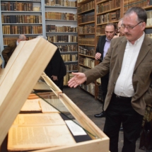 A kiállítást bemutatja Kurta József könyvtáros.