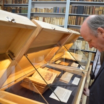 Visky Béla a peregrinációs albumokat szemléli.