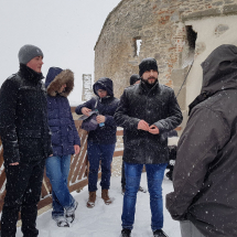 Teológus hallgatók a dévai várnál