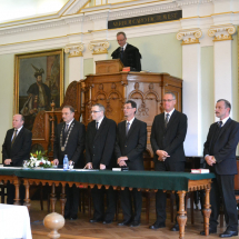 Liturgiai szolgálatot végez Kiss Jenő, az első évfolyam vezető tanára