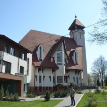 A Zilah-Ligeti templom és óvoda, előtérben Oláh Mihály lelkipásztorral