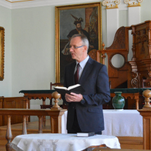 Kiss Jenő áhítatot tart a felvételizőknek