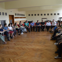 Nagykörben egymásra figyelve