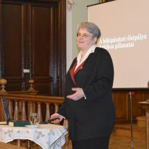 Beke Boróka karatnai lelkipásztor tart előadást