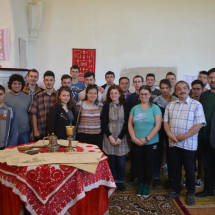 Csoportkép az egeresi templomban, Dr. Nagy Alpár Csaba lelkipásztorral