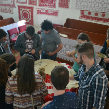 Elsőéves hallgatók az egeresi gyülekezet értékes irattárát szemlézik