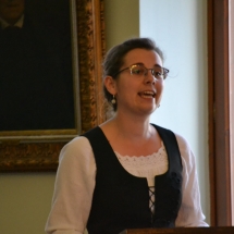 A kibúcsúzó magiszteris hallgatók nevében Tőtős Emese Brigitta mond beszédet