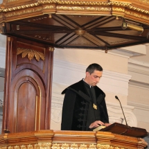 Kató Szabolcs liturgiai szolgálatot végez