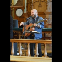 Póra Zoltán a dicsőítő éneklésről