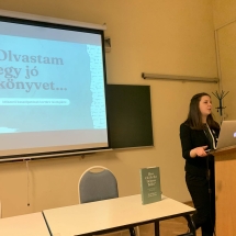 Bíró Beatrix negyedéves hallgató Ronald Hendel és Jan Joosten könyvéről