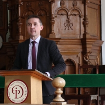 Balogh Csaba az ünnepelt Adorjáni Zoltán munkásságát méltatja és bemutatja a tiszteletére készült ünnepi kötetet