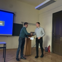 Gecse Krisztián átveszi a bemutatóért és publikációért járó könyvutalványt