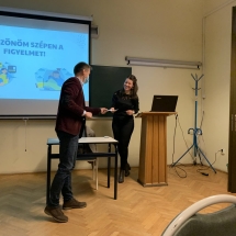 Nagy Eszter átveszi a könyvutalványt