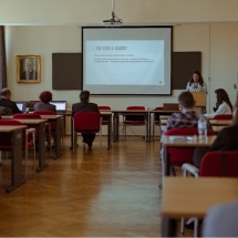 Éles Éva előadást tart a 25. ETDK keretében