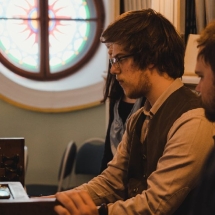 Sógor Sámuel orgonán játszik