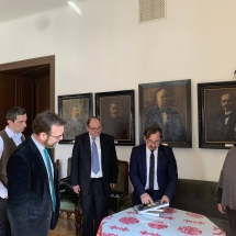 Gerhard Servatius-Depner könyveket adományoz a KPTI könyvtárának