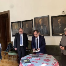 Gerhard Servatius-Depner könyveket adományoz a KPTI könyvtárának