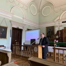 Bándi András előadást tart a szászok lelkészválasztásáról