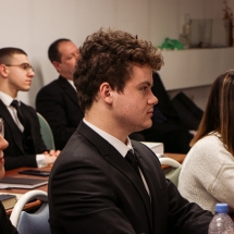 Az ifjú teológusok hallgatják a tapasztalt lelkész beszámolóját 