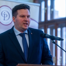 Grezsa Csaba Magyarország kolozsvári főkonzulja köszöntő beszédet mond