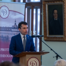 Ciprian Vasile Olinici vallásügyi államtitkár köszöntő beszédet mond