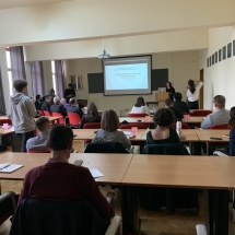 Szász Szonia a BBTE Református Tanárképző Karának elsőéves diákja előadást tart