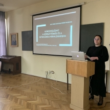 Kovács Hanna harmadéves hallgató előadást tart