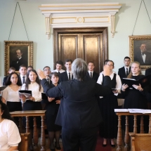 A vegyeskar a Gaudeamust énekli