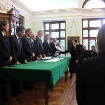 Az elsőévesek köszöntik a tanári kart