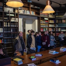 Az érdeklődő diákok meglátogatják a Könyvtárat