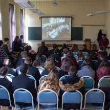 Érdeklődő diákok közösen nézik meg a KPTI ismertető rövidfilmjét