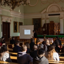 Kató Szabolcs próbaórát tart ószövetségből