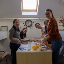 Teológus hallgatók készülnek a vendégek fogadására