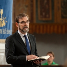 Kolumbán Vilmos József programkezdő áhítatot tart