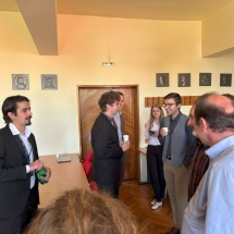 Zajlik a beszélgetés a szünetben is