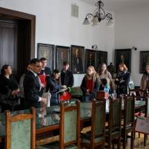 A látogatók a Tanácstermet veszik szemügyre