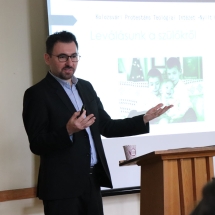 Simon János próbaórát tart