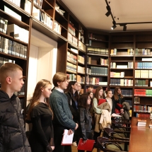 A Nyílt nap látogatói a könyvtári olvasóban