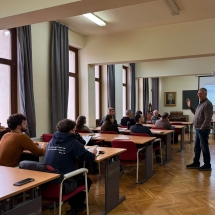 Kiss Dénes előadást tart